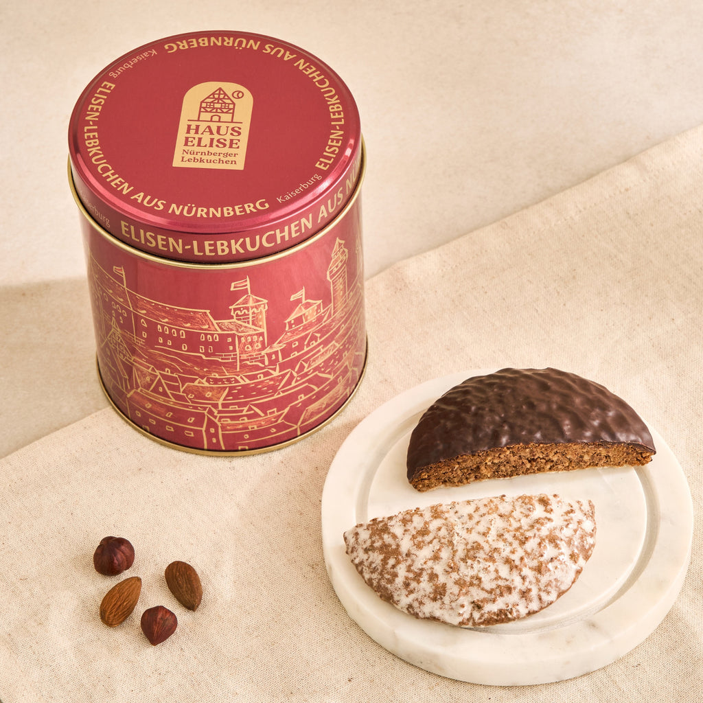 Dose Kaiserburg Rot auf Leinen mit Elisen-Lebkuchen auf Marmorteller und Nüssen