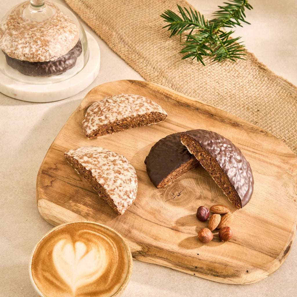 Elisen-Lebkuchen mit Cappuccino auf Holzbrett